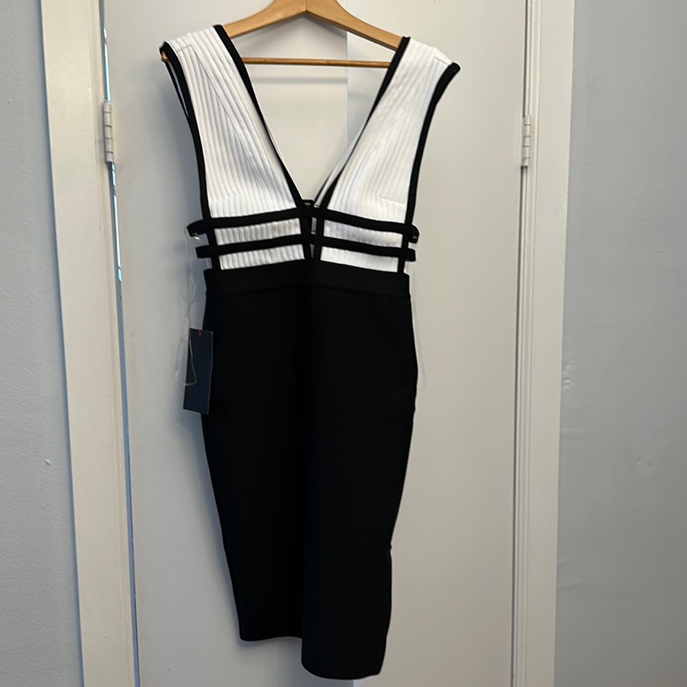 Bebe black and white dress. Never worn. Size: M.